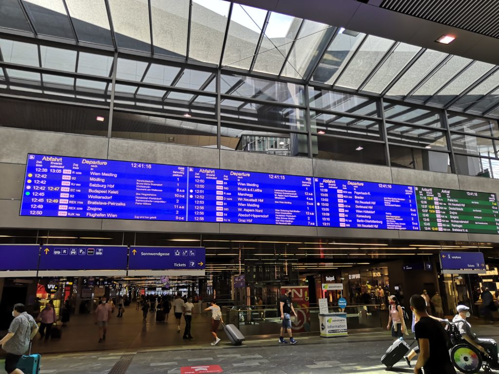 Abfahrtstafel in Wien Hbf