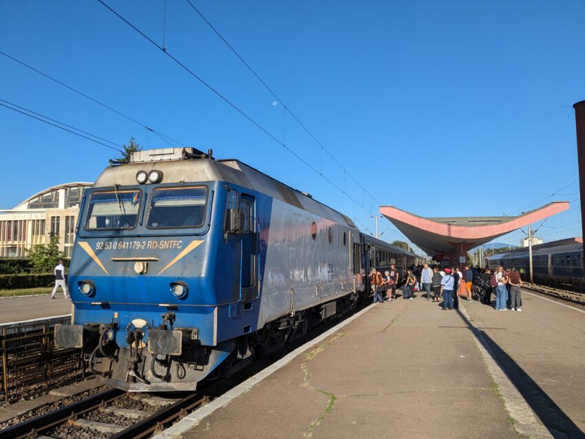 Diesellok Reihe 64 mit IC 473 "Ister" in Brasov