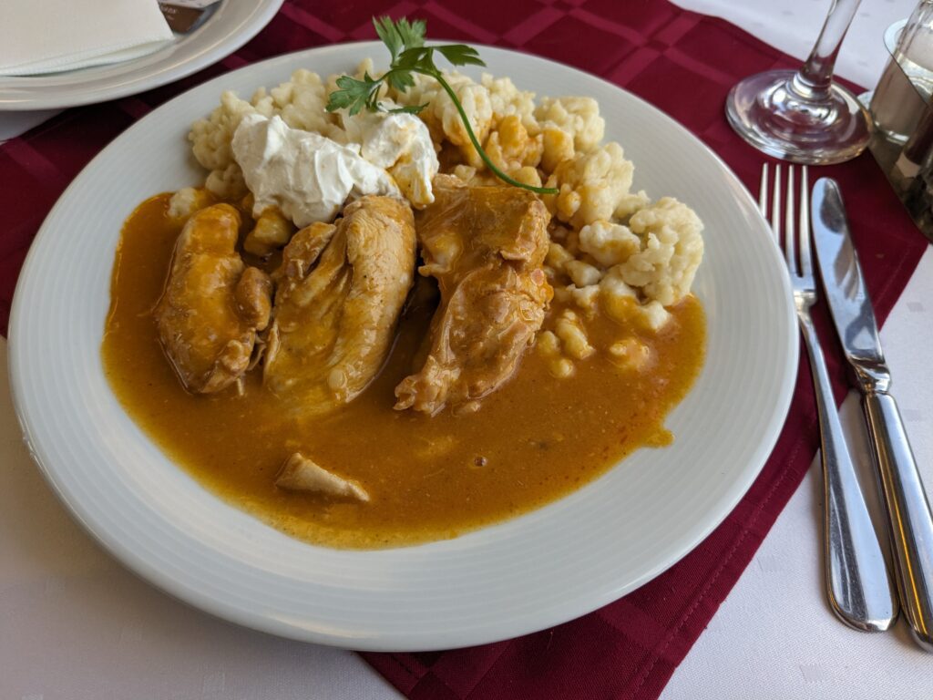 Paprikahähnchen mit Nockerln