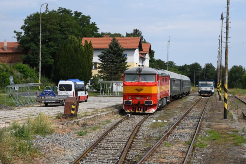 T478 1033 und 810 326 in Mseno