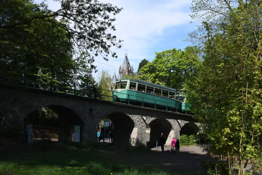 Triebwageneinheit der Drachenfelsbahn auf der Brücke nahe der Mittelstation