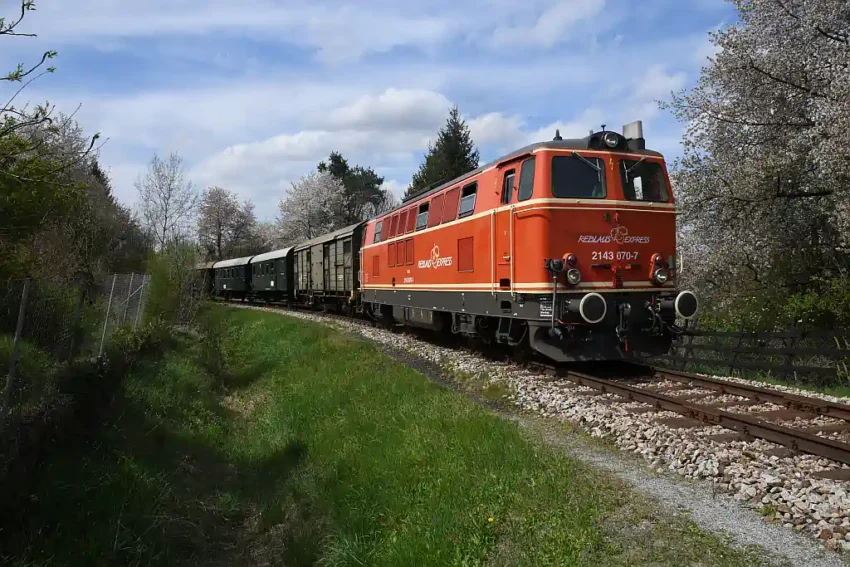 2143 070 bei der Ausfahrt aus Drosendorf